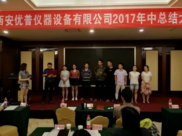 最佳團隊上臺領獎.jpg